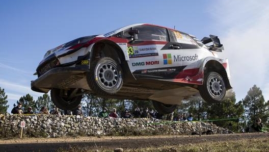 Elfyn Evans, 31 anni, inglese, leader del Mondiale Rally con la sua Toyota Yaris durante uno spettacolare salto al Rally di Sardegna EPA