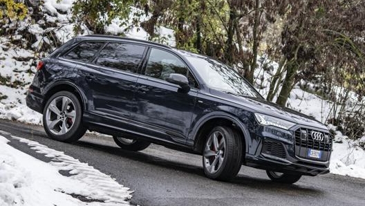 Tutta l’eleganza e la sportività dell’Audi Q7 su una strada di montagna