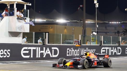 Max Verstappen taglia vittorioso il traguardo di Abu Dhabi. Afp