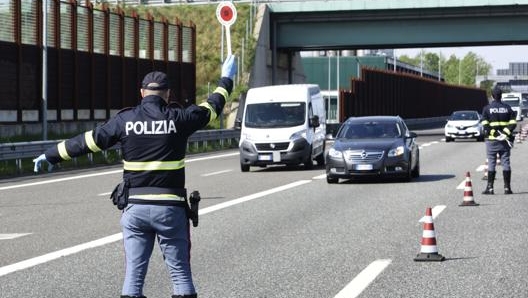 Il Dpcm ha sancito anche il divieto di spostamento tra Comuni delle regioni rosse. Foto Ansa