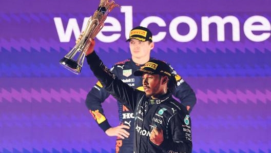 Lewis Hamilton (in primo piano) e max Verstappen: chi vincerà il titolo 2021? Afp