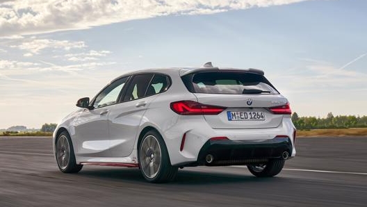 Bmw 128ti monta un quattro cilindri turbo benzina da 265 cavalli abbinato al cambio automatico a 8 rapporti