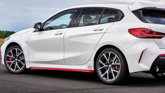 Minigonne sportive e badge “ti” in rosso su Bmw 128ti