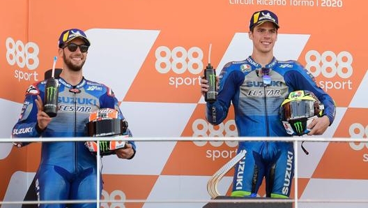 Joan Mir con Alex Rins. Afp