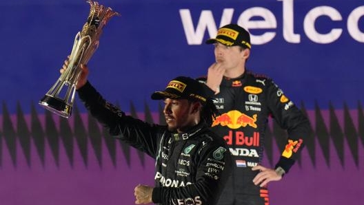 Hamilton e Verstappen si ignorano sul podio di Gedda. Lapresse