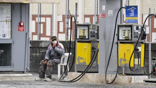 Prezzi dei carburanti in calo a settembre. Ansa