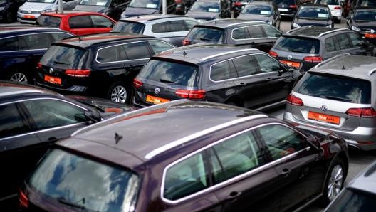 Il piazzale di un concessionario pieno di auto Afp