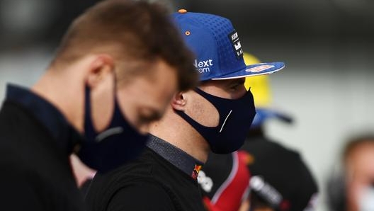 Max Verstappen durante l’abituale presa di posizione contro il razzismo durante l’inno nazionale, domenica a Imola. Lapresse