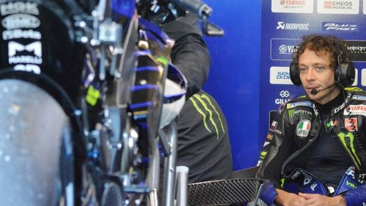 Valentino Rossi cerca la concentrazione prima delle qualifiche. Afp