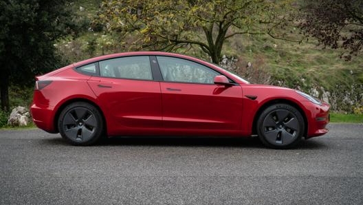 La Tesla Model 3 è lunga 4.694 mm e ha un passo di 2.880 mm