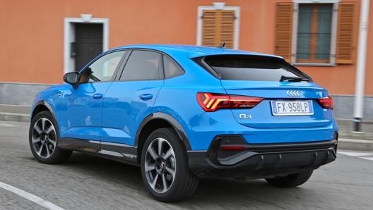 La linea del tetto spiovente e il lunotto posteriore compatto caratterizzano Audi Q3 Sportback