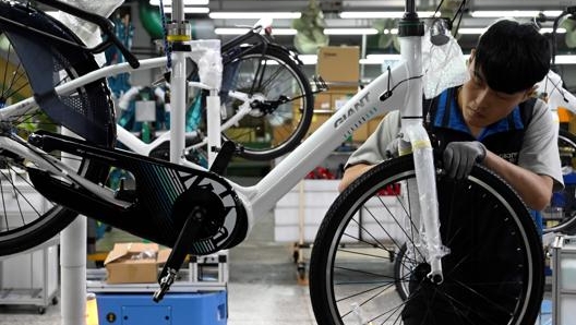 Bici elettriche in produzione. Afp