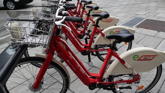 Alcune e-bike a noleggio a Milano. Imagoeconomica