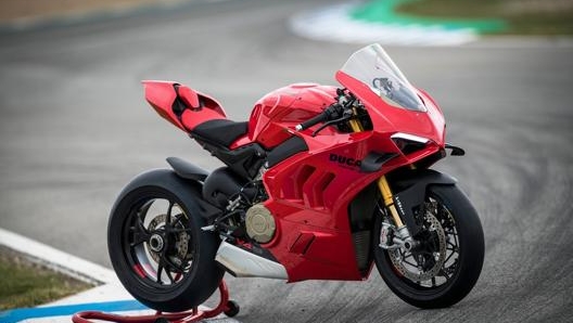 Esteticamente la nuova Panigale V4 S non sembra cambiata, ma ci sono tante novità tecniche