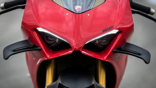 Il frontale della Ducati Panigale V4 S 2022 con le nuove alette aerodinamiche