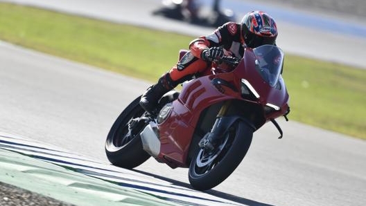 Il nuovo serbatoio e la sella aggiornati hanno migliorato l’ergonomia della nuova Ducati Panigale V4 S