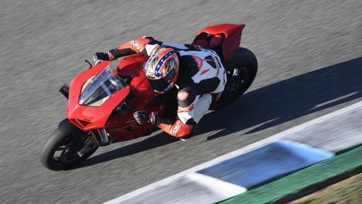 Stabile nel veloce e precisa a scendere in piega: la nuova Panigale V4 è molto più intuitiva da guidare