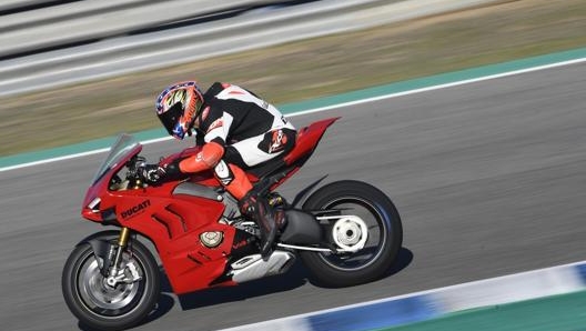 Il motore Desmosedici Stradale è sempre esplosivo, ma la potenza viene scaricata a terra con molta meno rabbia