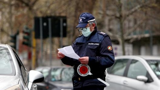 Viaggiando soli in auto non c’è obbligo per la mascherina