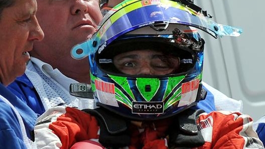 Felipe Massa dopo l’incidente in pista all’Hungaroring nel 2009. Afp