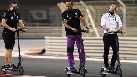 Hamilton sul circuito in monopattino. Getty