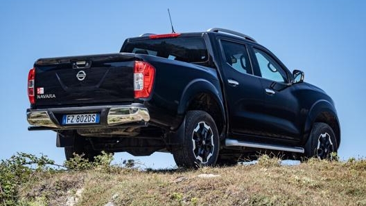 Il listino del Nissan Navara parte da 32.200 euro Iva inclusa del cabina singola in allestimento Visia. Il doppia cabina Tekna provato parte da 48.688 euro (I.i.)