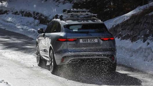 Lanuova F-Pace è disponibile con la motorizzazione P400e Phev e con i più recenti propulsori Ingenium, sia benzina sia diesel