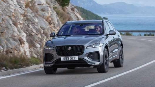 Tutte le versioni di F-Pace sono dotati di trazione integrale intelligente e trasmissioni automatiche a otto velocità.