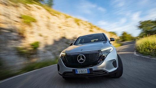 Il frontale compatto e maestoso della Mercedes EQC