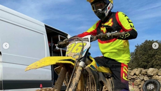 Dopo l’ultimo GP portoghese, lo spagnolo è subito salito in sella divertendosi con gli amici su una moto da cross (Instagram Mir)