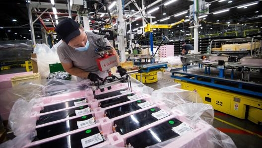 L’asemblaggio di un pacco batterie in una fabbrica Citroen in Slovacchia. Afp