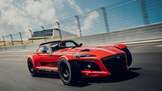 La Donkervoort D8 Gto, qui nella serie speciale JD70, ha la carrozzeria essenziale con fiancate rastremate