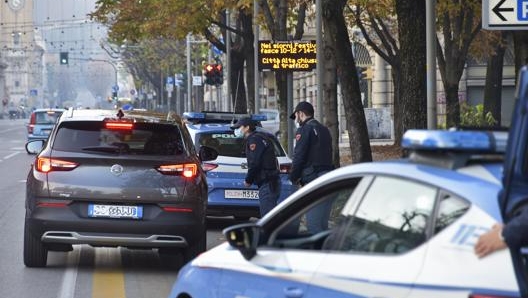 Un controllo di polizia a  Bergamo. Ansa