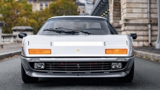 Il colore della Ferrari  è "Argento Ferro"