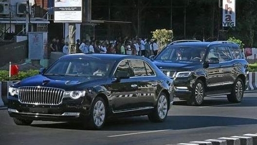 L’auto di Xi Jinping durante una visita ufficiale in Nepal