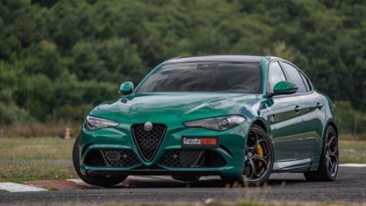 La Giulia Quadrifoglio è spinta da un motore V6 2.9 litri da 510 Cv