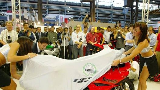 Andrea in persona che toglie i veli alla sua prima Benelli Tornado tre a Milano durante la fiera dellEicma