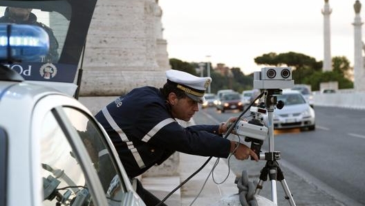 Un autovelox mobile a  Roma sul ponte Flaminio. Jpeg