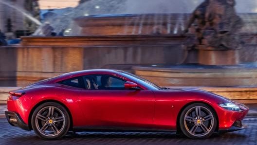 L’elegante carrozzeria della Ferrari Roma, opera del Centro Stile Ferrari guidato da Flavio Manzoni, riprende lo stile delle berlinette degli Anni ’60