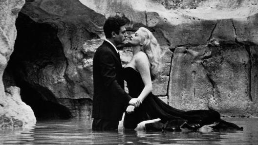 Anita Ekberg e Marcello Mastroianni nella scena più famosa de La Dolce Vita