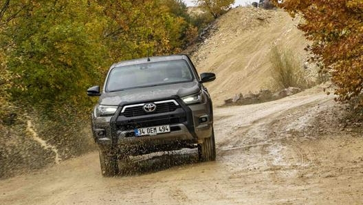 Il Toyota Hilux nel suo habitat naturale