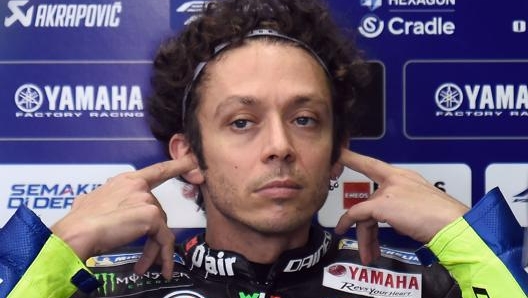 Valentino Rossi ai box di Valencia. Afp