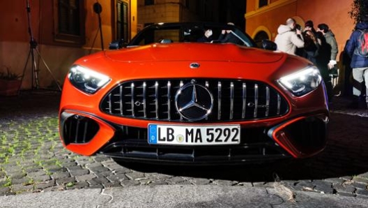 Il muso imponente della Mercedes SL 2022