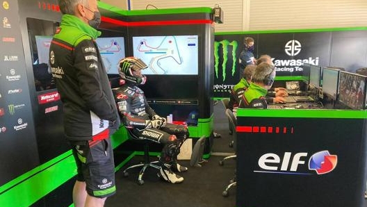 Rea nei box a Jerez durante i test da poco iniziati