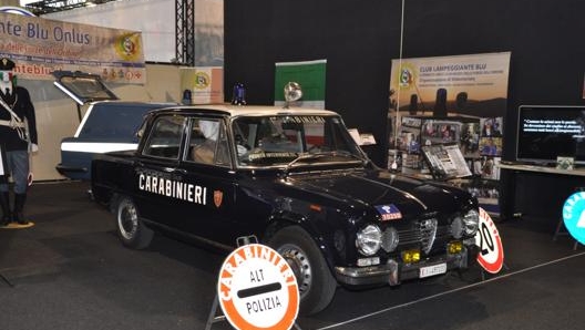 Una pattuglia dei carabinieri, una splendida Alfa Romeo Giulia