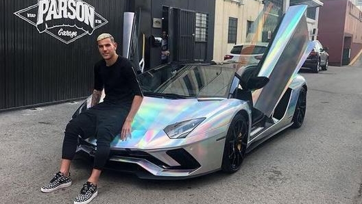 Theo Hernandez posa con la sua Lamborghini Aventador S (foto @theo3hernandez)