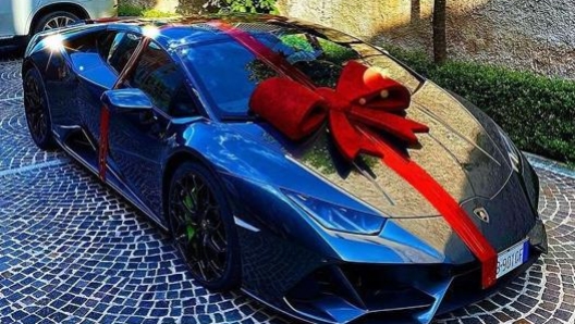 Il regalo per il compleanno di Lorenzo Insigne nel giugno 2020: una Lamborghini Huracan Evo (foto @nicolapezzellaofficial)