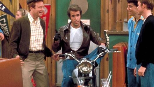 Henry Winkler in sella nei panni di Fonzie