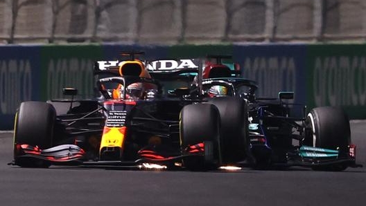 Hamilton tampona Verstappen a Gedda. Getty