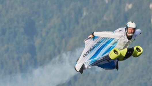 Lo specialista Peter Salzmann in volo con la Electrified Wingsuit